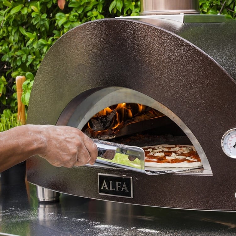 Préparation d'une pizza dans un four Alfa Forni Nano