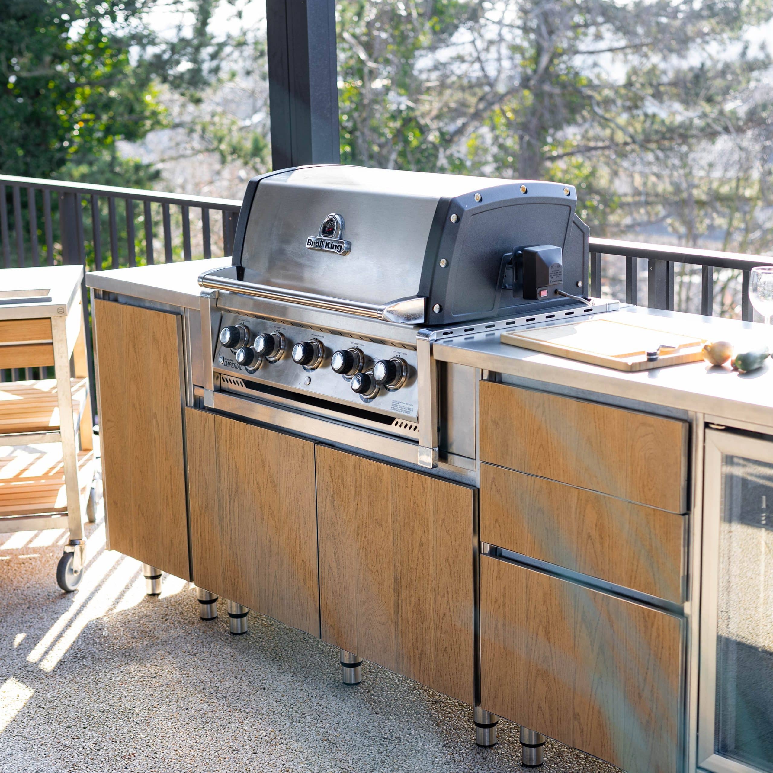 Cuisine extérieure Outdoor Passion inox et Millboard avec un barbecue Broil King Impérial S590 Built-in