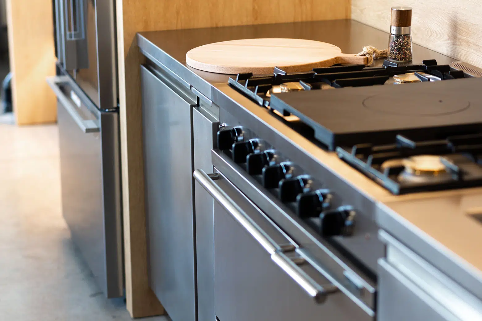 Cuisine d'intérieur full inox avec un fourneaux de cuisson Lacanche disponible chez Inox Passion