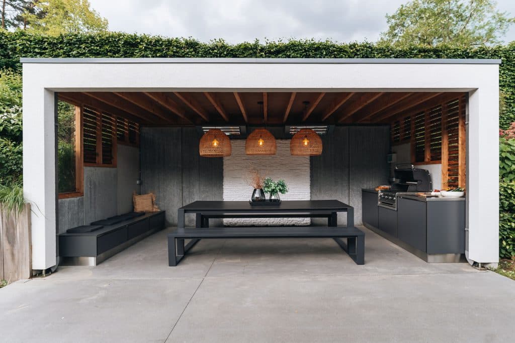 Terrasse design HPL accompagnée d'une cuisine extérieure Outdoor Passion disponible chez Inox & Passion