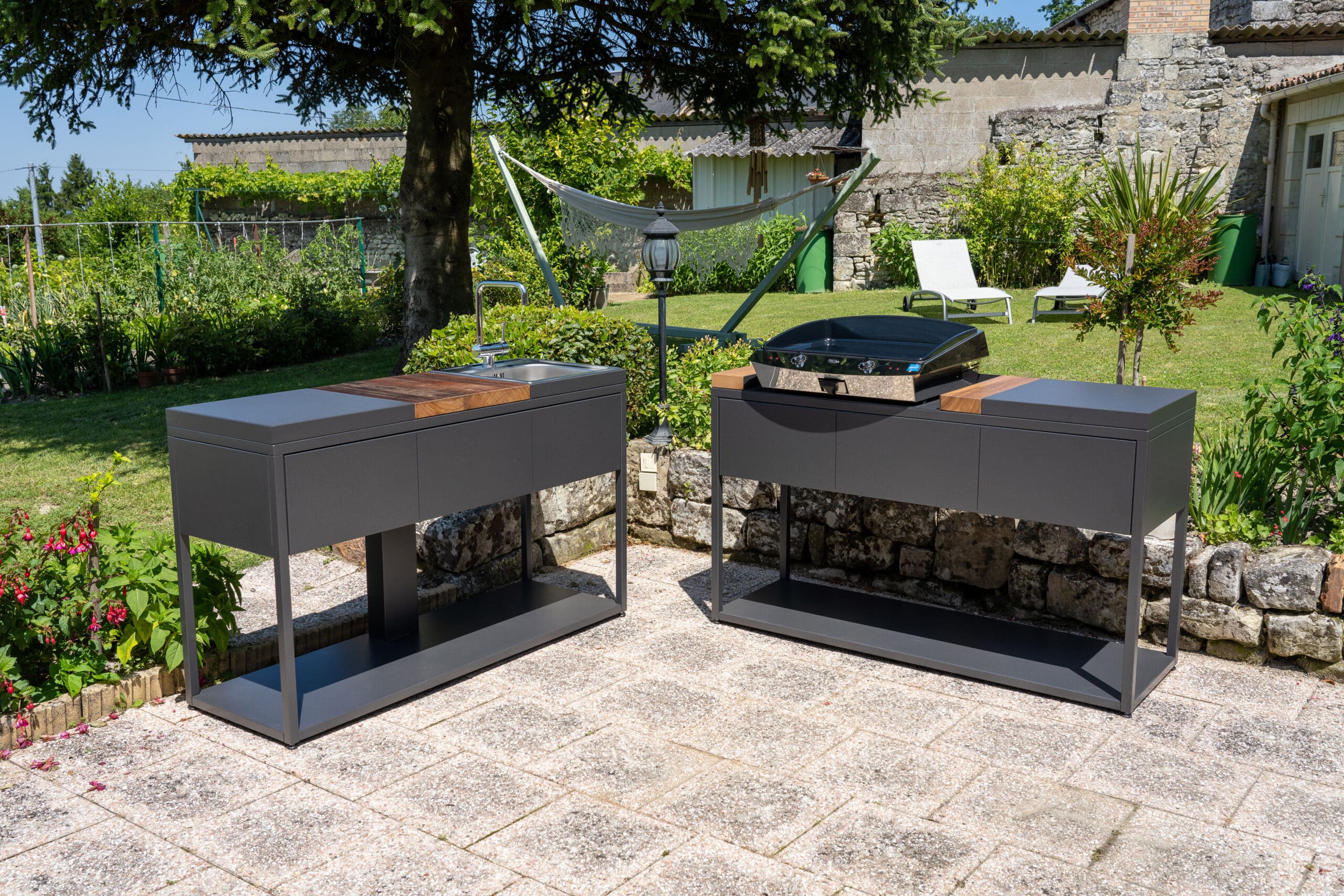 Deux modules de cuisine extérieure Soleil Carré placés sur une belle terrasse au soleil. Disponible chez Inox Passion