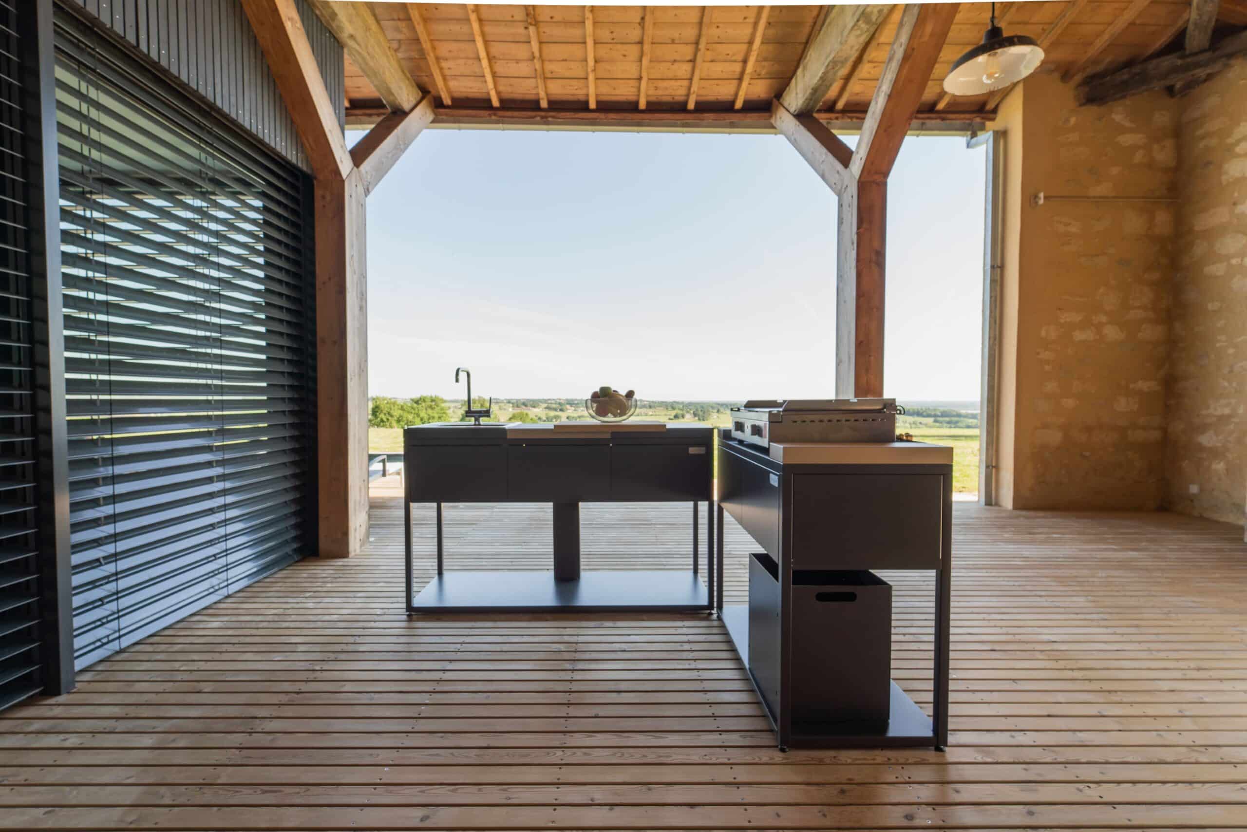 Deux modules de cuisine d'extérieur Soleil Carré positionnés sur une terrasse sous véranda. Disponible chez Inox Passion