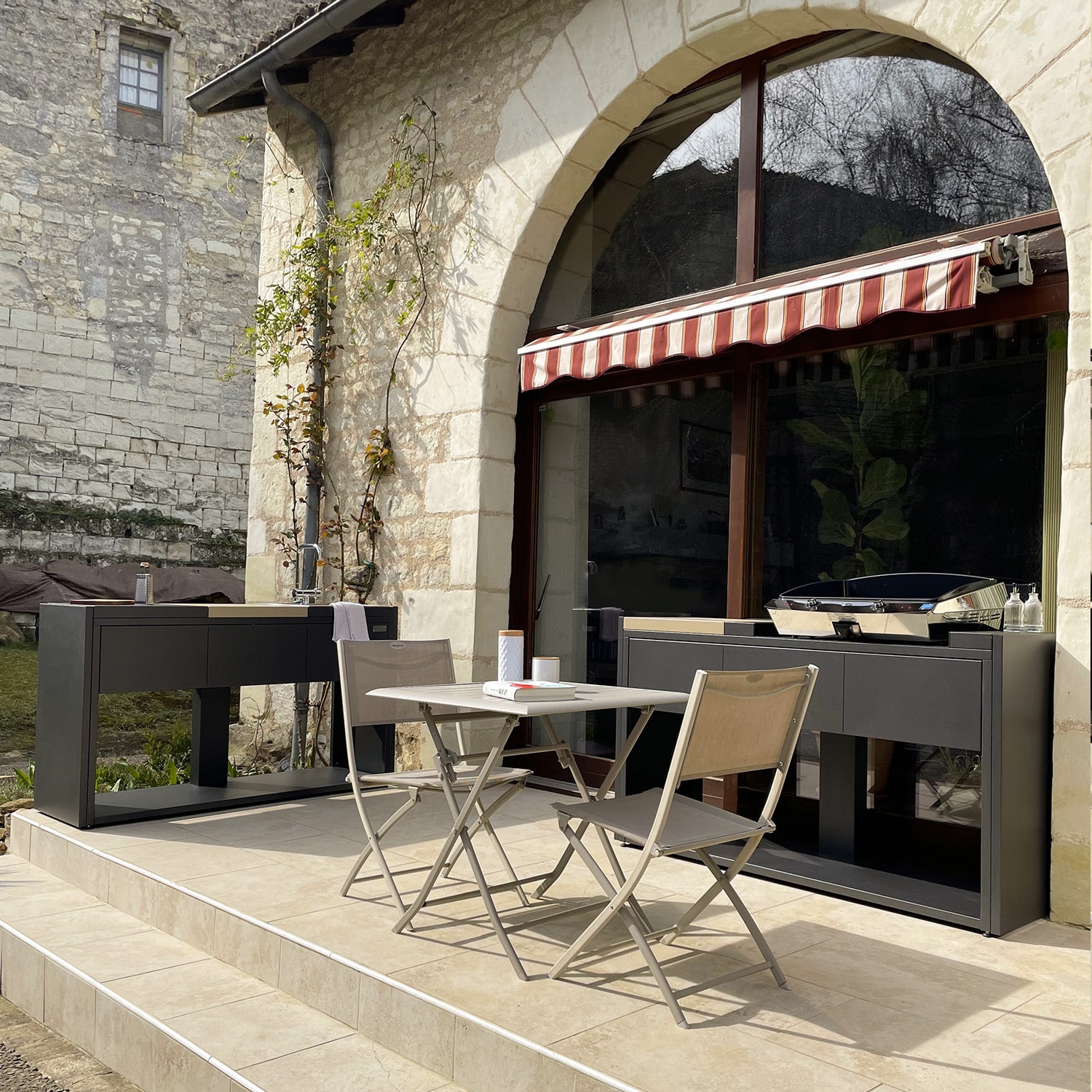 Deux modules de cuisine d'extérieur Soleil Carré avec une plancha sur une terrasse. Disponible chez Inox Passion