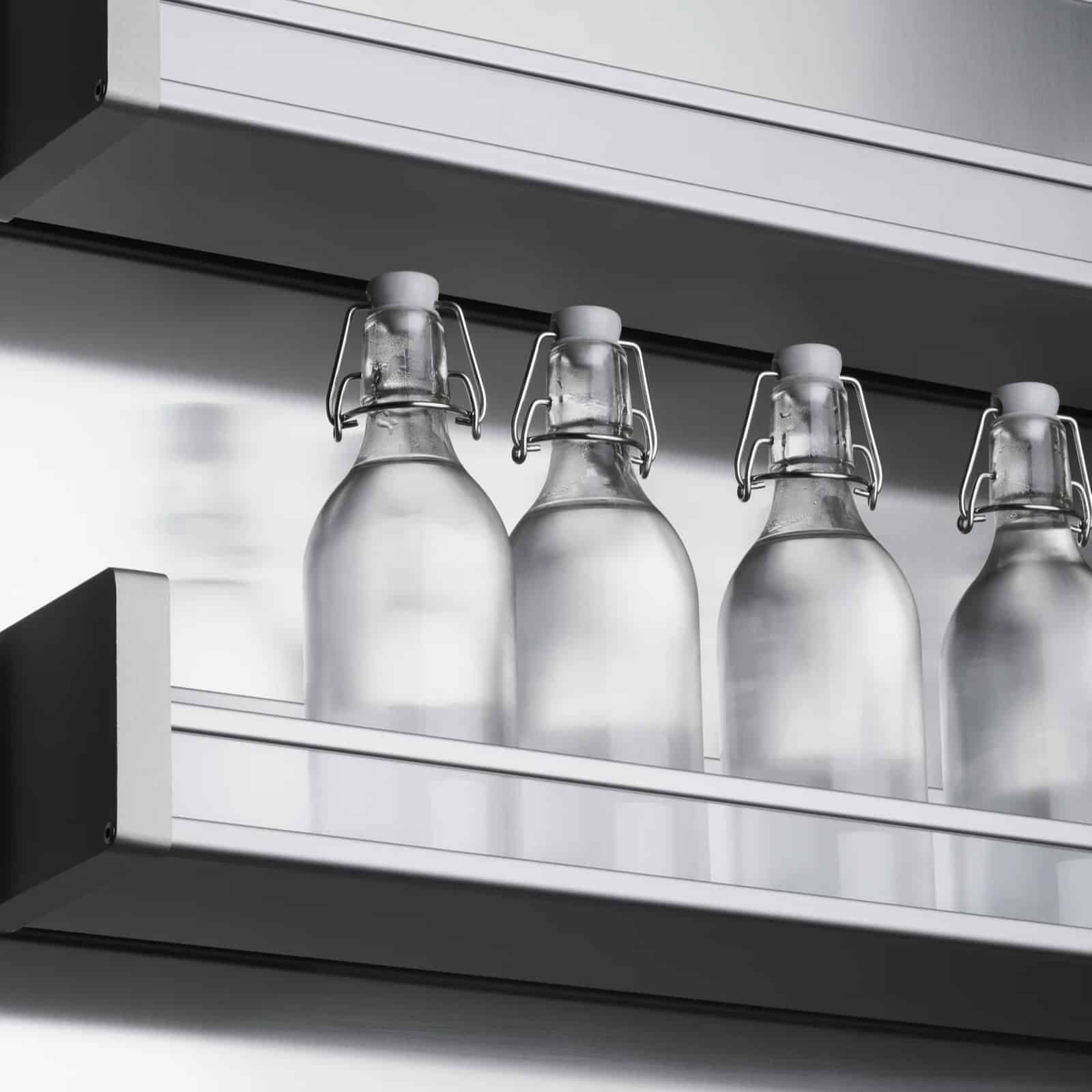 Bouteilles d'eau conservées dans un réfrigérateur V-ZUG