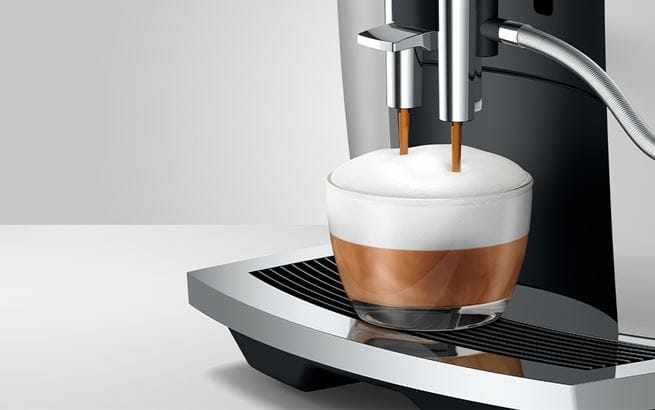 Cappuccino réalisé à l'aide d'une machine à café JURA E6 disponible chez Inox & Passion