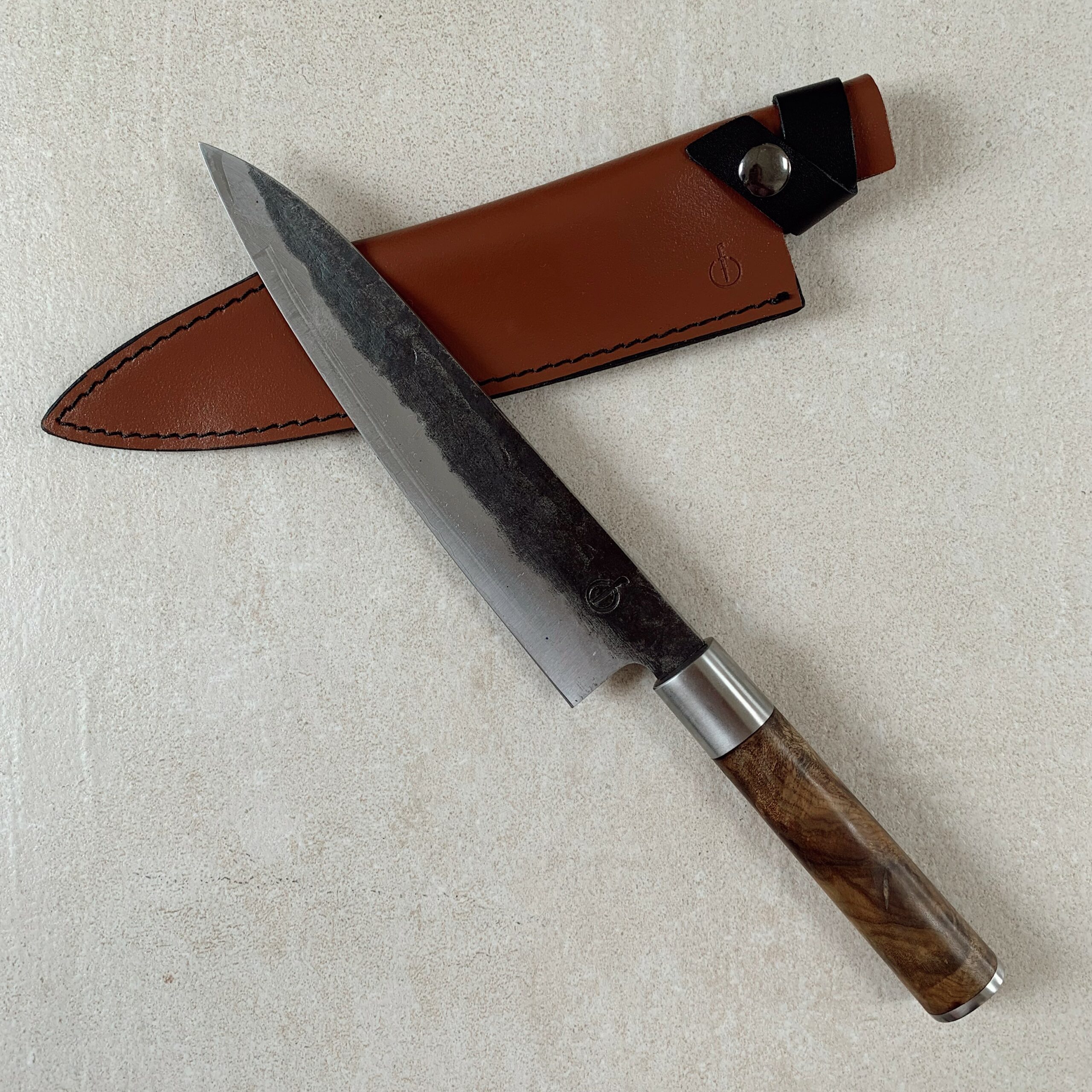 Couteau de chef Japonais de la marque FORGED disponible chez Inox & Passion
